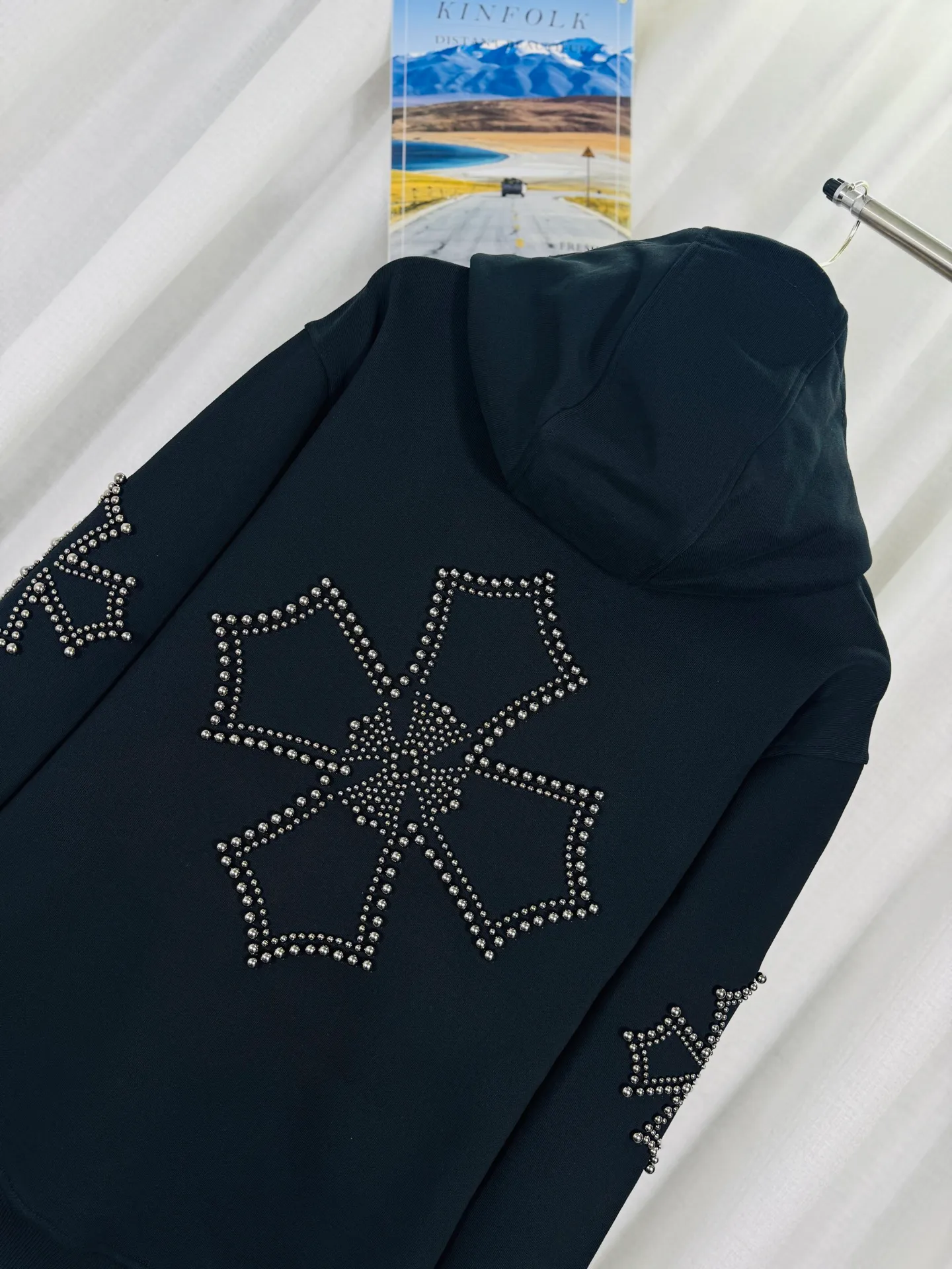 P380 top version, real shot without P, ​​different from market currency) 𝗖𝗵𝗿𝗼𝗺𝗲 𝗛𝗲𝗮𝗿𝘁𝘀/Cro Heart 2025 Rivets Autumn and Winter New Original Single Counter American Rivets 3D Three-dimensional Couple Casual Cardigan Sweatshirt 👑The highest version! Customized fabric 550g tripe terry fabric! American acid-washed and distressed original fabric with laser rivets. Best-selling model at the counter. Very comfortable to wear. Accessories: Original molded and authenticated collar label➕100% silk wash label. Genuine purchase-grade original hangtag➕matching hanging rope➕3D hanging beads➕original packaging bag. Craftsmanship: The original version has consistent wiring! The highest version of the armhole matching technique! Color: Black Size: S M L XL Style No.: 6105